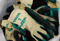 天然ゴム製手袋の検品