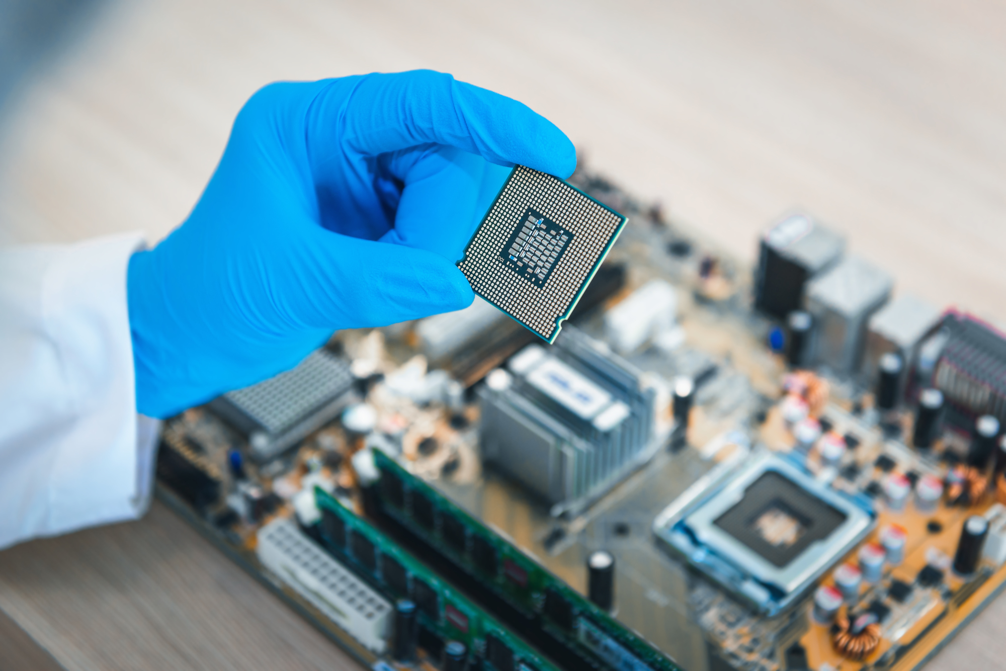 イオン性不純物が少ない使いきり手袋「ニトリルスタット」に新色ブルー登場