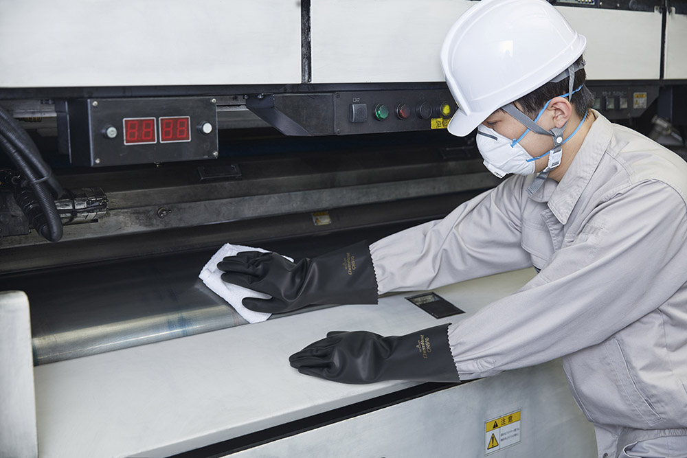 ユース画像 (CN910 ブチルゴム製化学防護手袋)