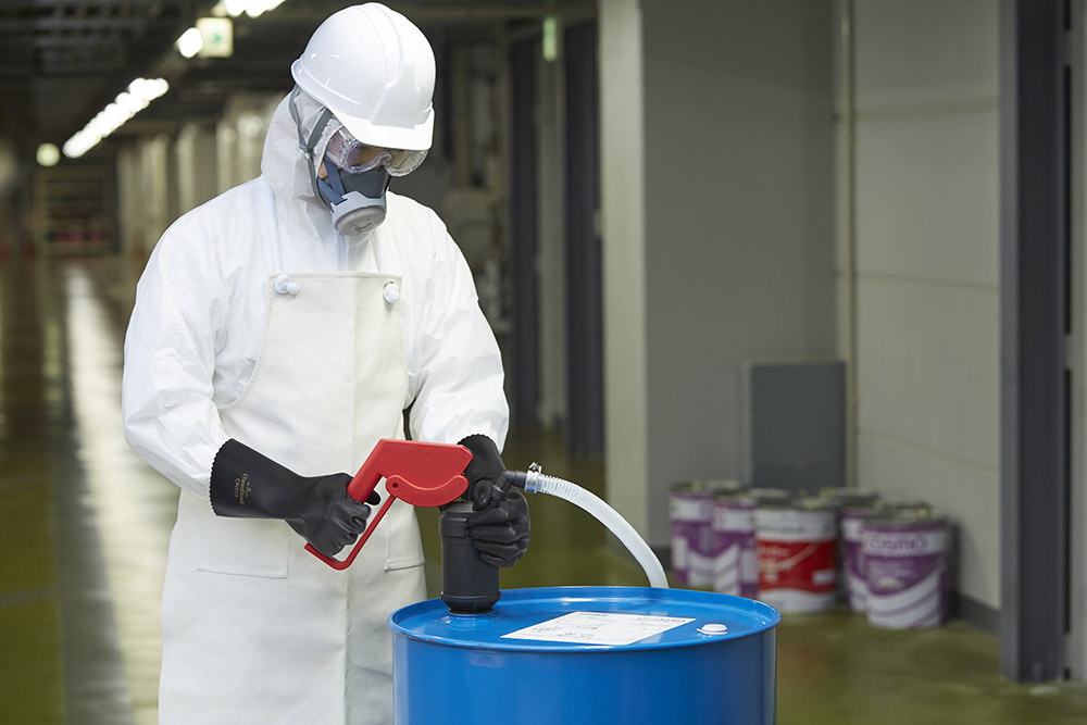  ユース画像 (CN910 ブチルゴム製化学防護手袋)