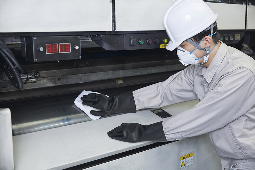 ユース画像 (CN920 フッ素ゴム製化学防護手袋)