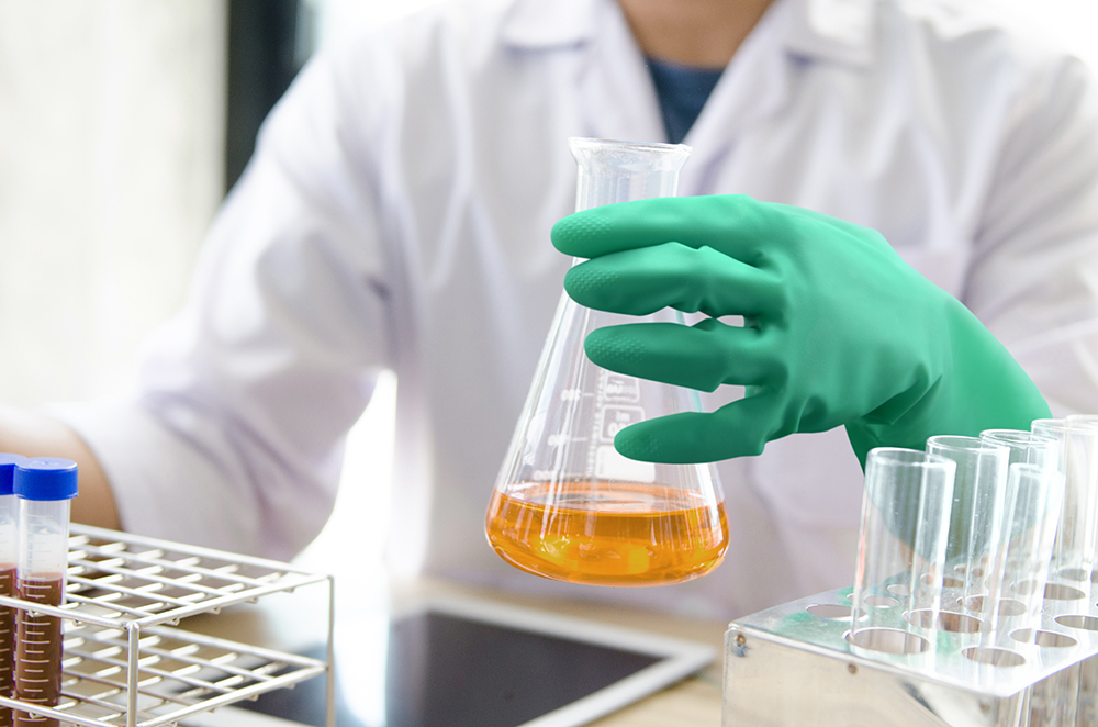 ユース画像（142ニトリルゴム製化学防護手袋 薄手タイプ、143ニトリルゴム製化学防護手袋 裏毛付タイプ）