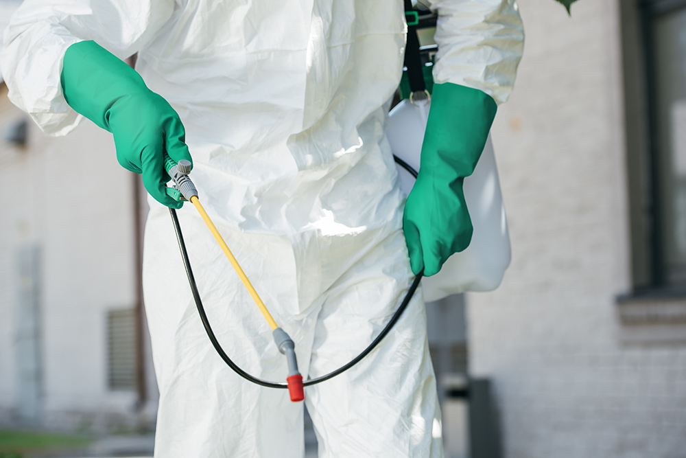 ユース画像（142ニトリルゴム製化学防護手袋 薄手タイプ、143ニトリルゴム製化学防護手袋 裏毛付タイプ）